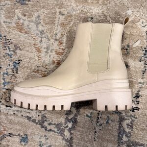 Vionic gently used lug soul zip up boots